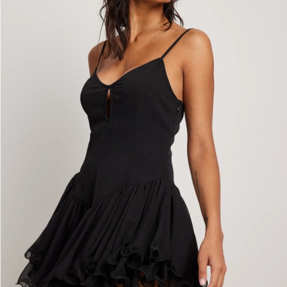 Chic Black Mini Dress with Ruffled Hem